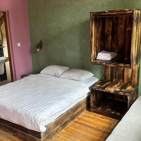 Hotell Wood House 3*